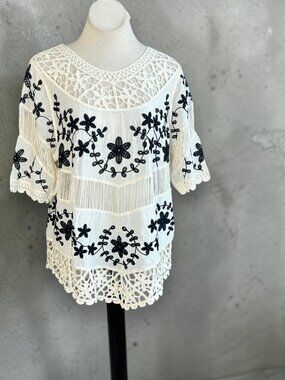 Oliver by Escio Ivory Black Floral Embroidered Crochet Open Weave Top Size Large